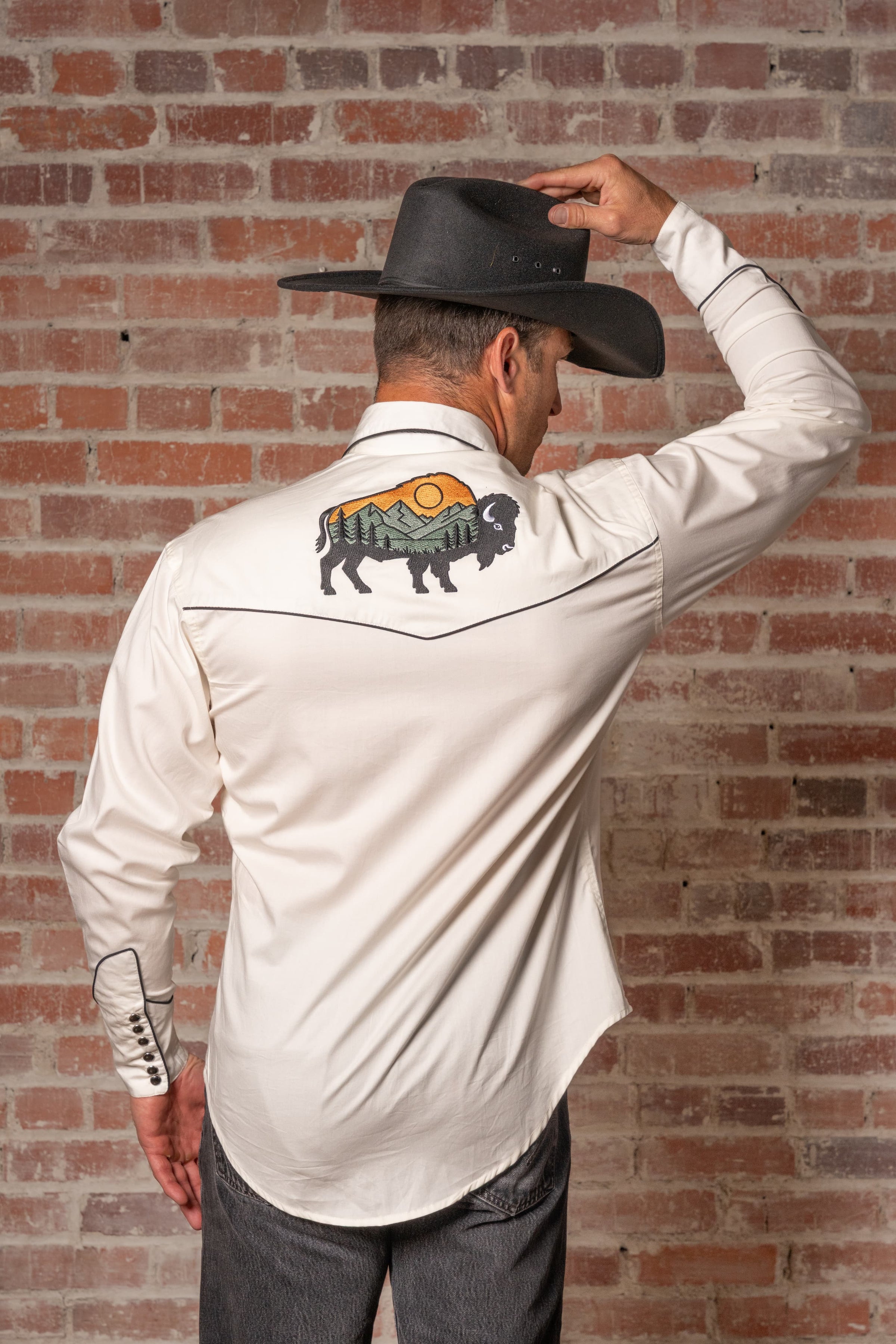 Men’s Ivory Bison & Mountain Embroidered Western Shirt